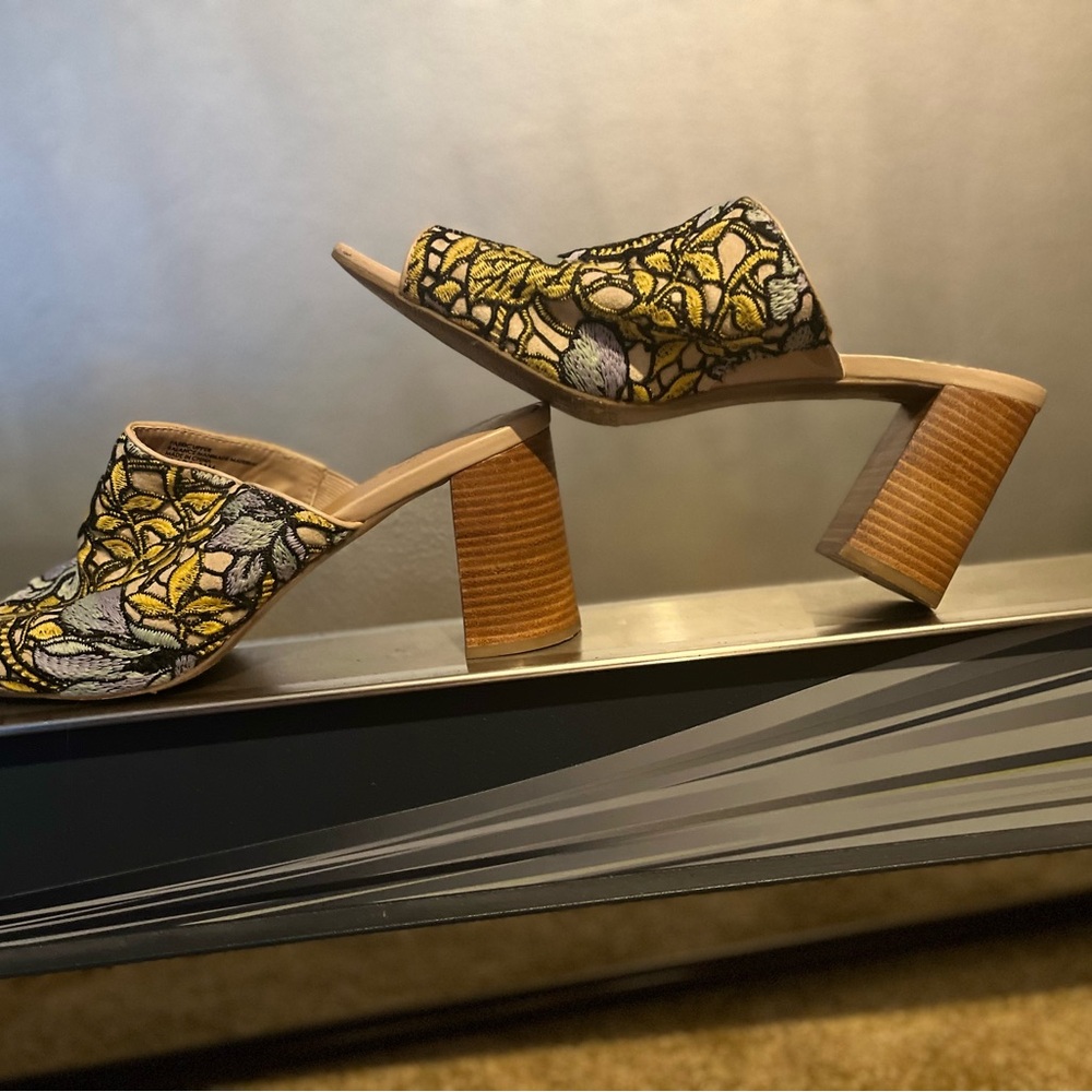 Beautiful Embroidered slides - Picture 11 of 13